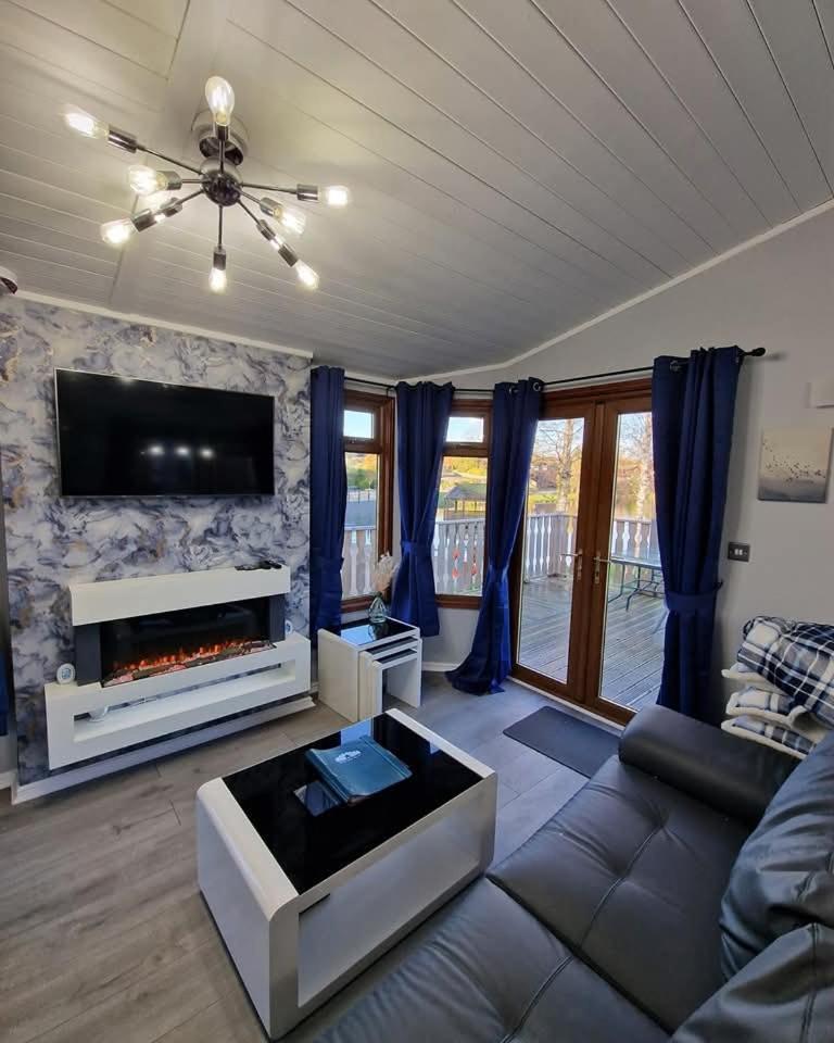 4 Bed Luxury Lodge With Hot Tub Near Lake District Warton Exterior photo
